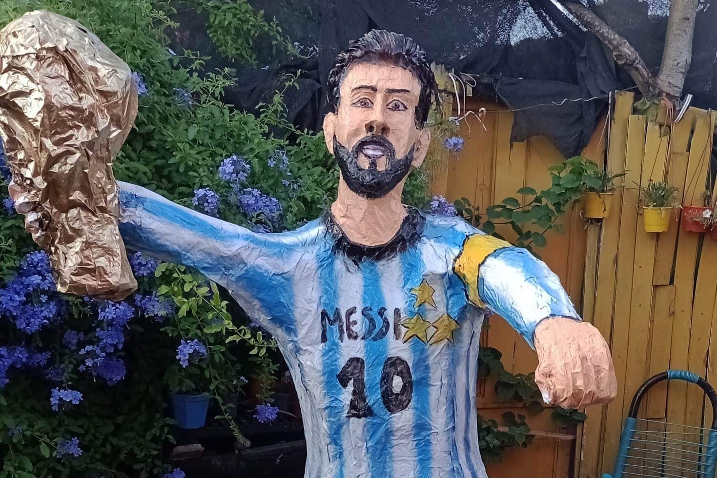 Muñeco de Lionel Messi. Imagen: @MunecosLaPlata.