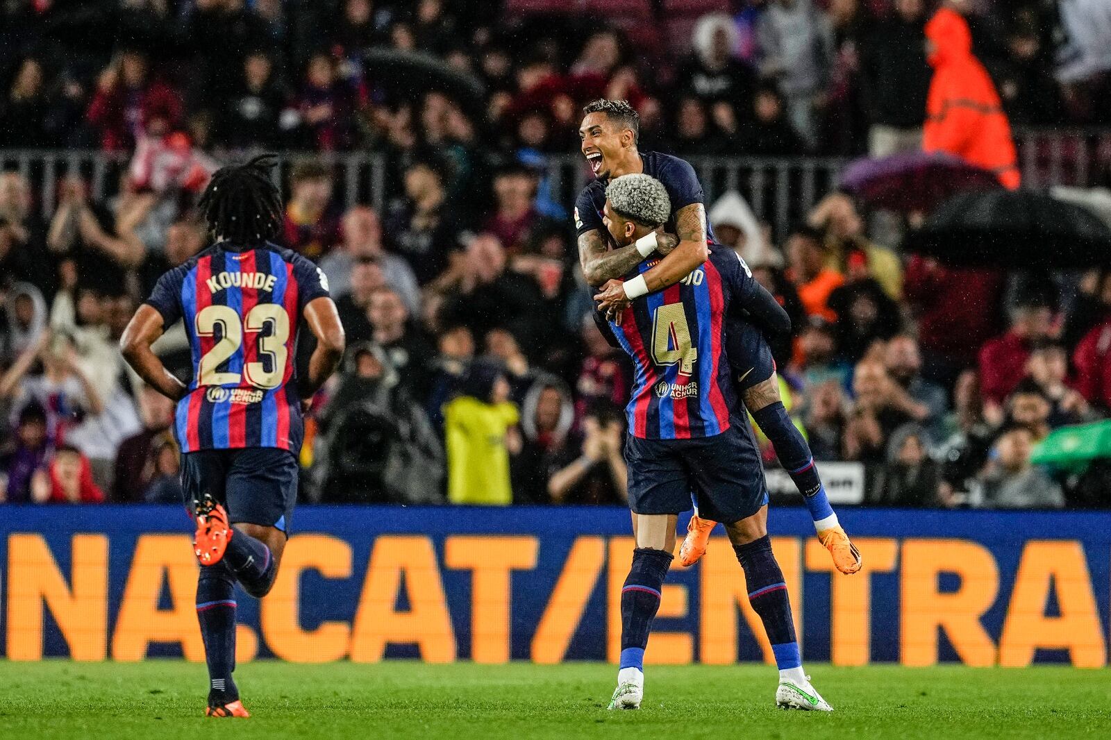 Raphinha festeja su gol en Barcelona con Araújo 