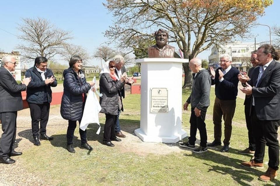 Monumento a Osvaldo Bayer en Concepción del Uruguay