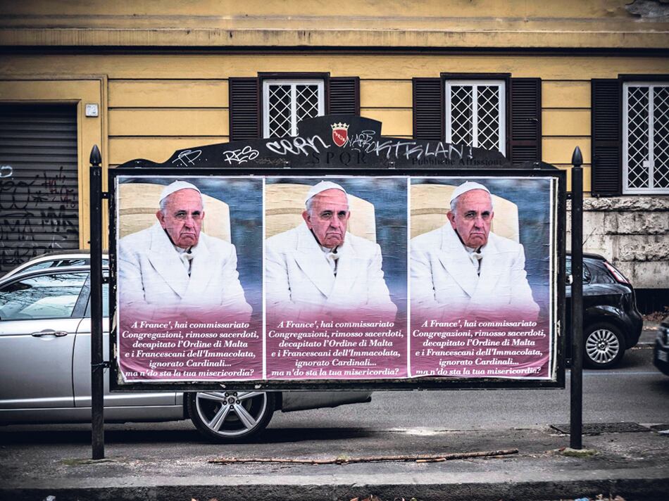 El afiche muestra al Papa enojado y lo critica por sus reformas en el Vaticano. 