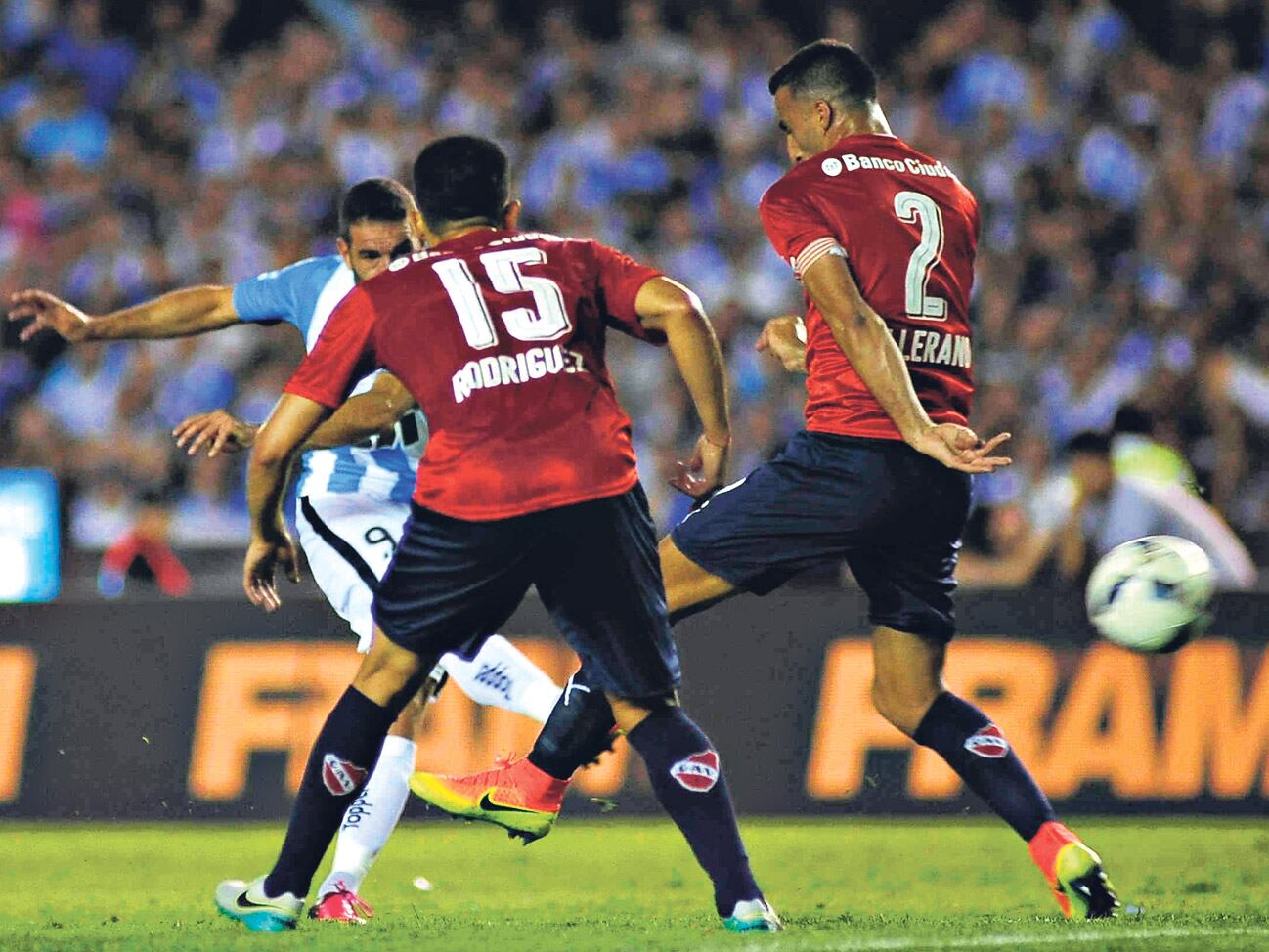 Lisandro López ya sacó el derechazo que se meterá en el palo derecho de Campaña. Fue el primero del goleador de la Academia.