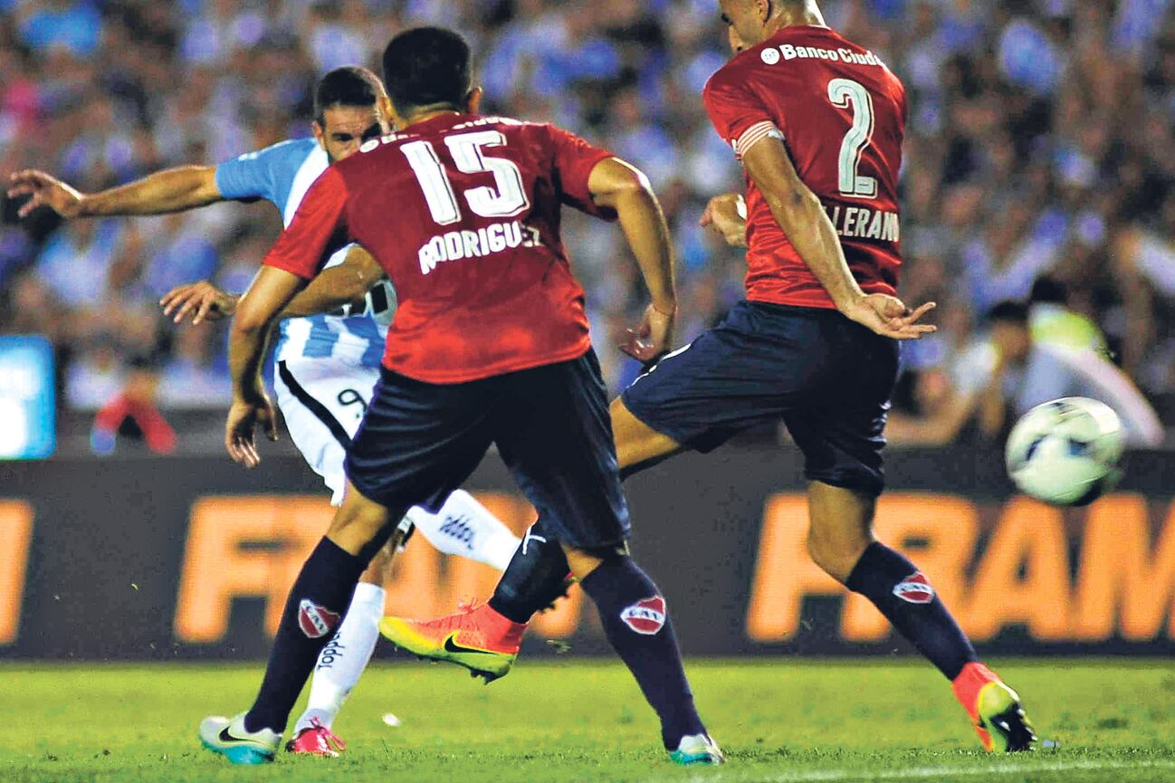 Lisandro López ya sacó el derechazo que se meterá en el palo derecho de Campaña. Fue el primero del goleador de la Academia.