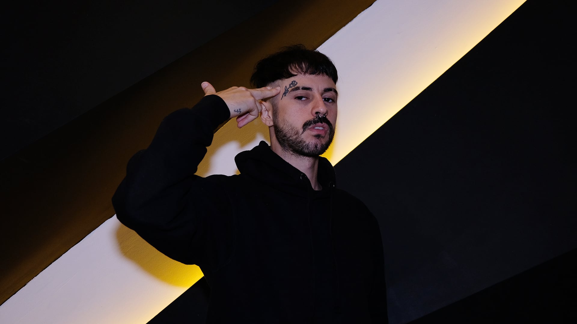 Kinder Malo tocará este domingo en Palermo Club y se quedará unos meses en el país para generar temas y vínculos.