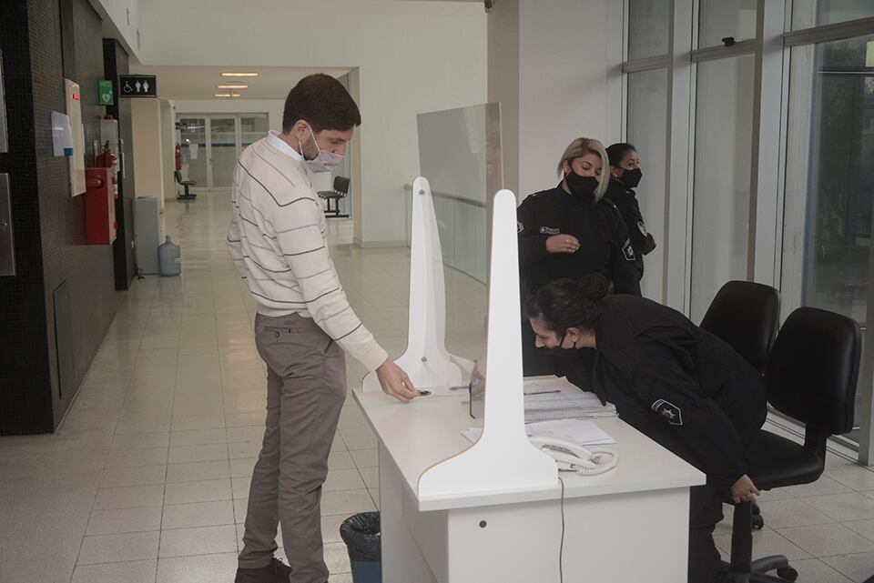 1) Pullaro ingresa al Centro Judicial para declarar. 2) La jueza Usandizaga también declaró.