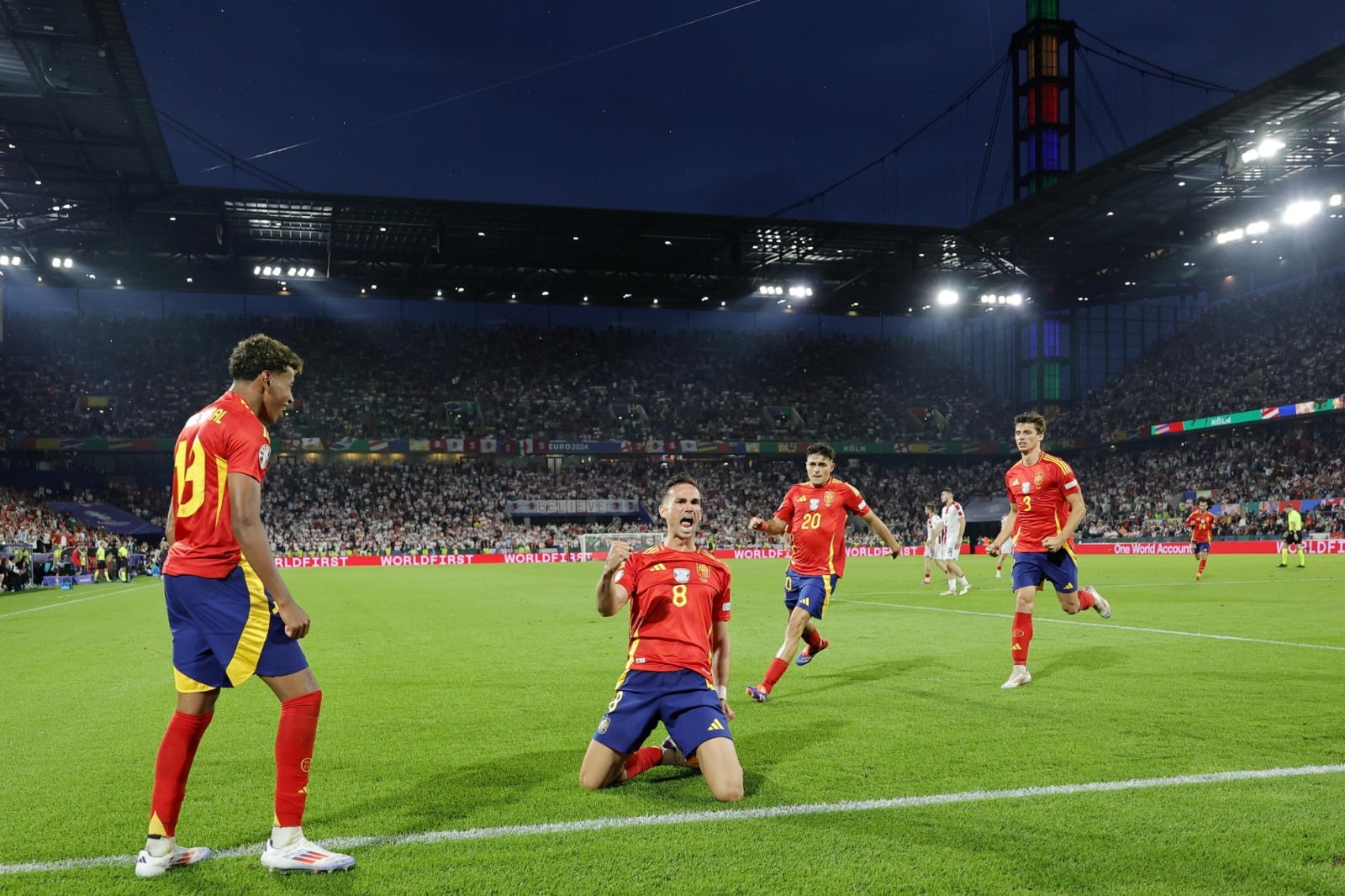 Los españoles festejan uno de sus goles 