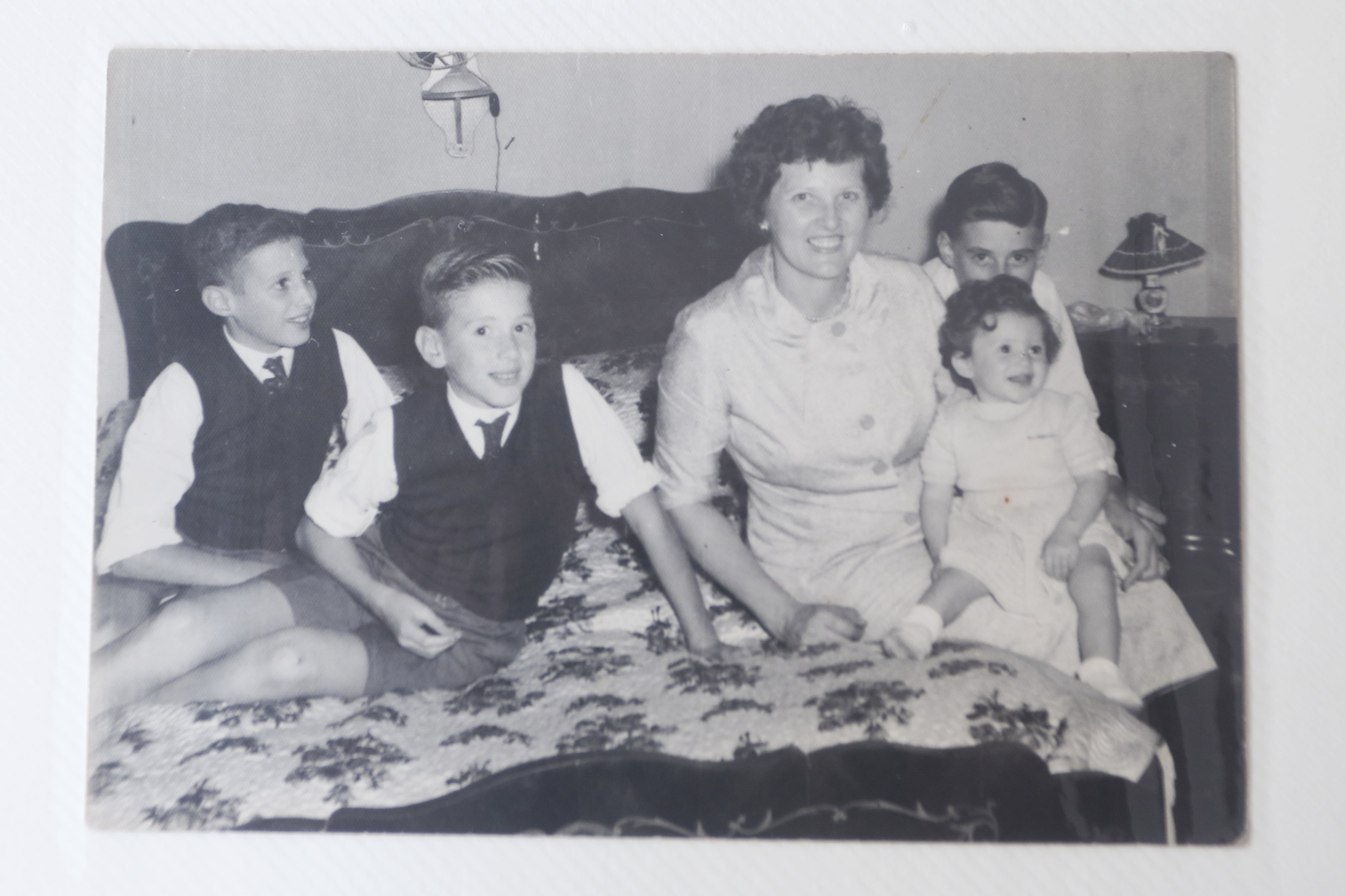 Carolina Paoli, madre de Plaza de Mayo línea Fundadora, junto a hijos Eduardo, María Luz, Víctor y Héctor.