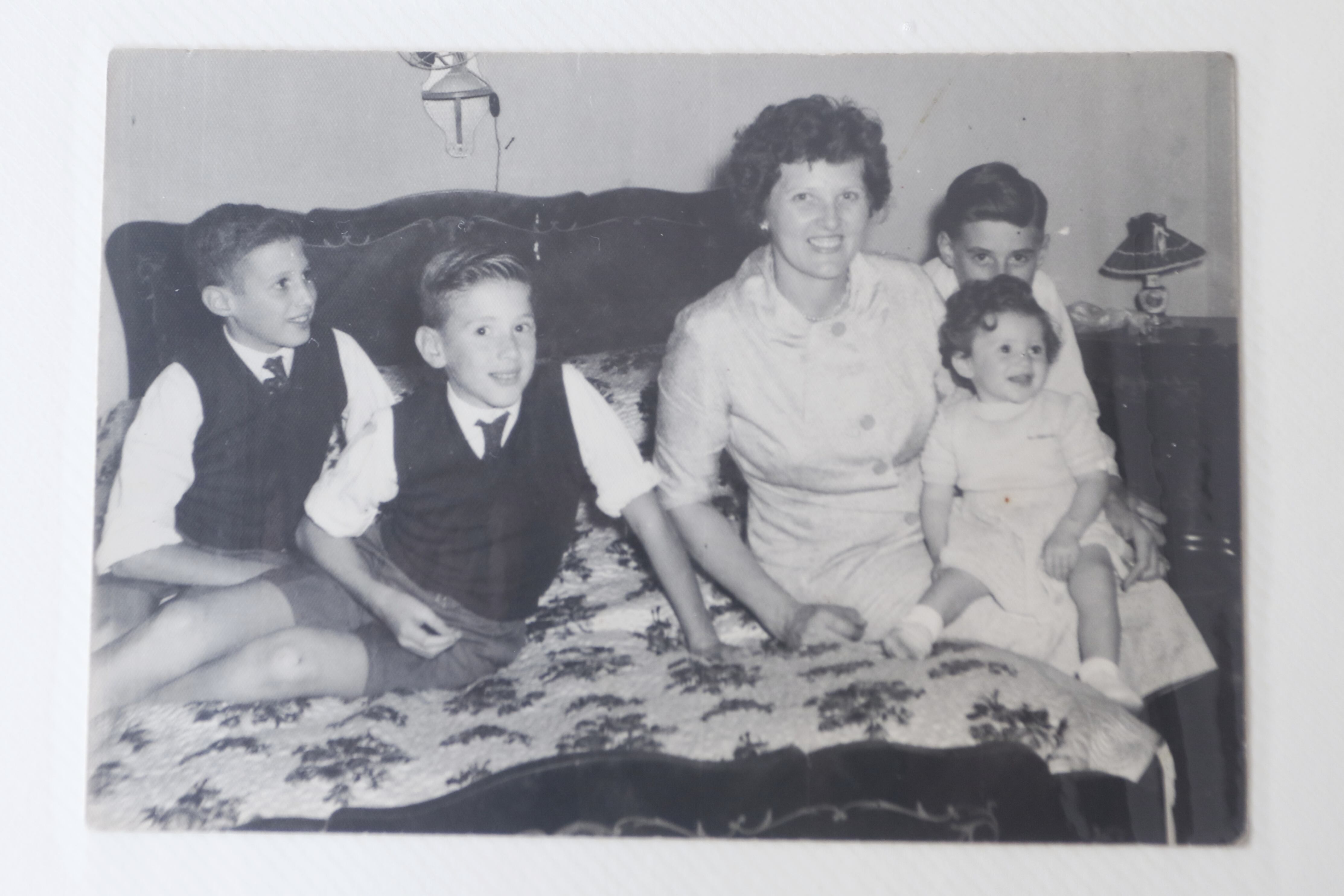 Carolina Paoli, madre de Plaza de Mayo línea Fundadora, junto a hijos Eduardo, María Luz, Víctor y Héctor.