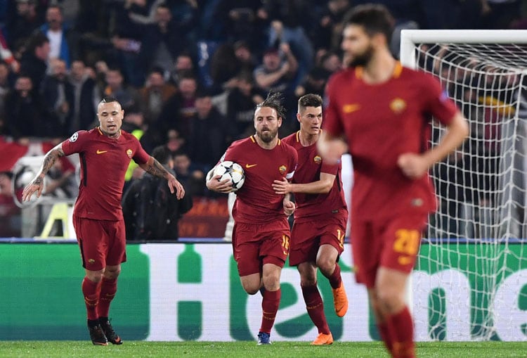 Los jugadores de la Roma celebran el segundo gol.