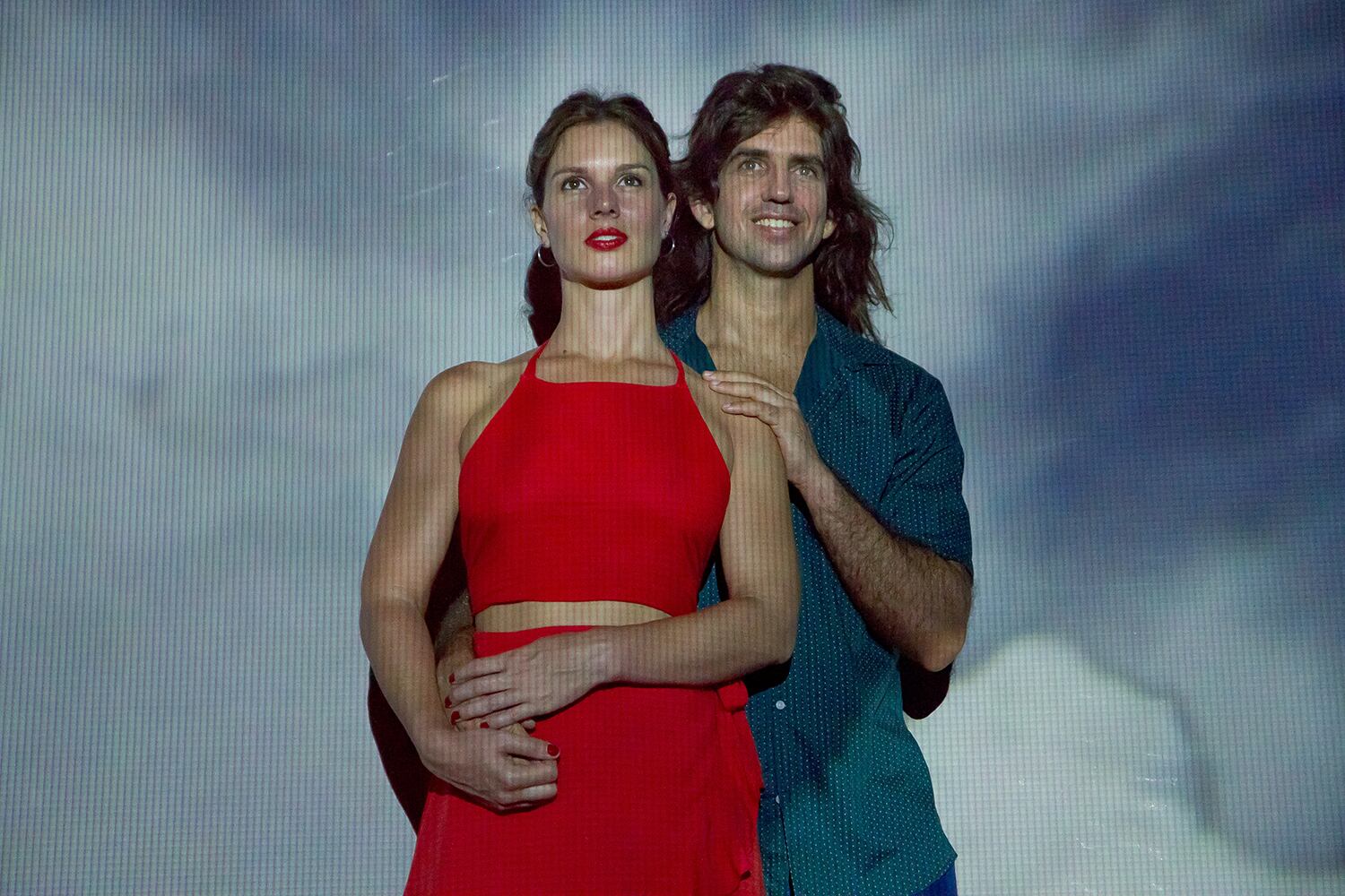 Babich y Abadi protagonizan esta "comedia romántica" particular.