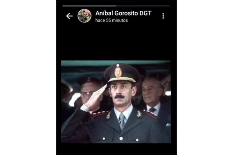 Gorosito con la foto del genocida.