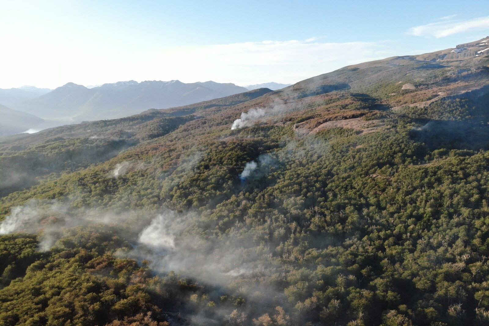 Incendio en el Parque Nacional Los Alerces: continúa el combate al fuego y monitoreo por tormentas eléctricas