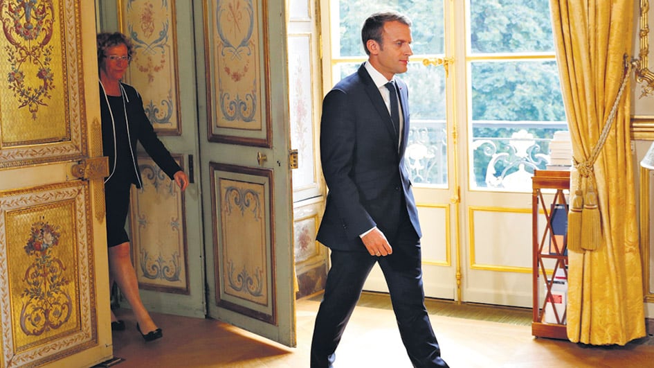 Macron y su ministra de Trabajo, Muriel Penicaud, en el palacio a punto de firmar la reforma.