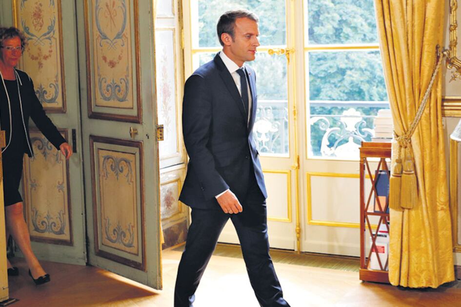 Macron y su ministra de Trabajo, Muriel Penicaud, en el palacio a punto de firmar la reforma.