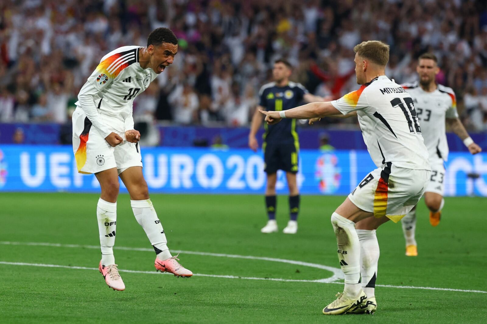 Musiala y Mittelstädt celebran el segundo gol alemán.