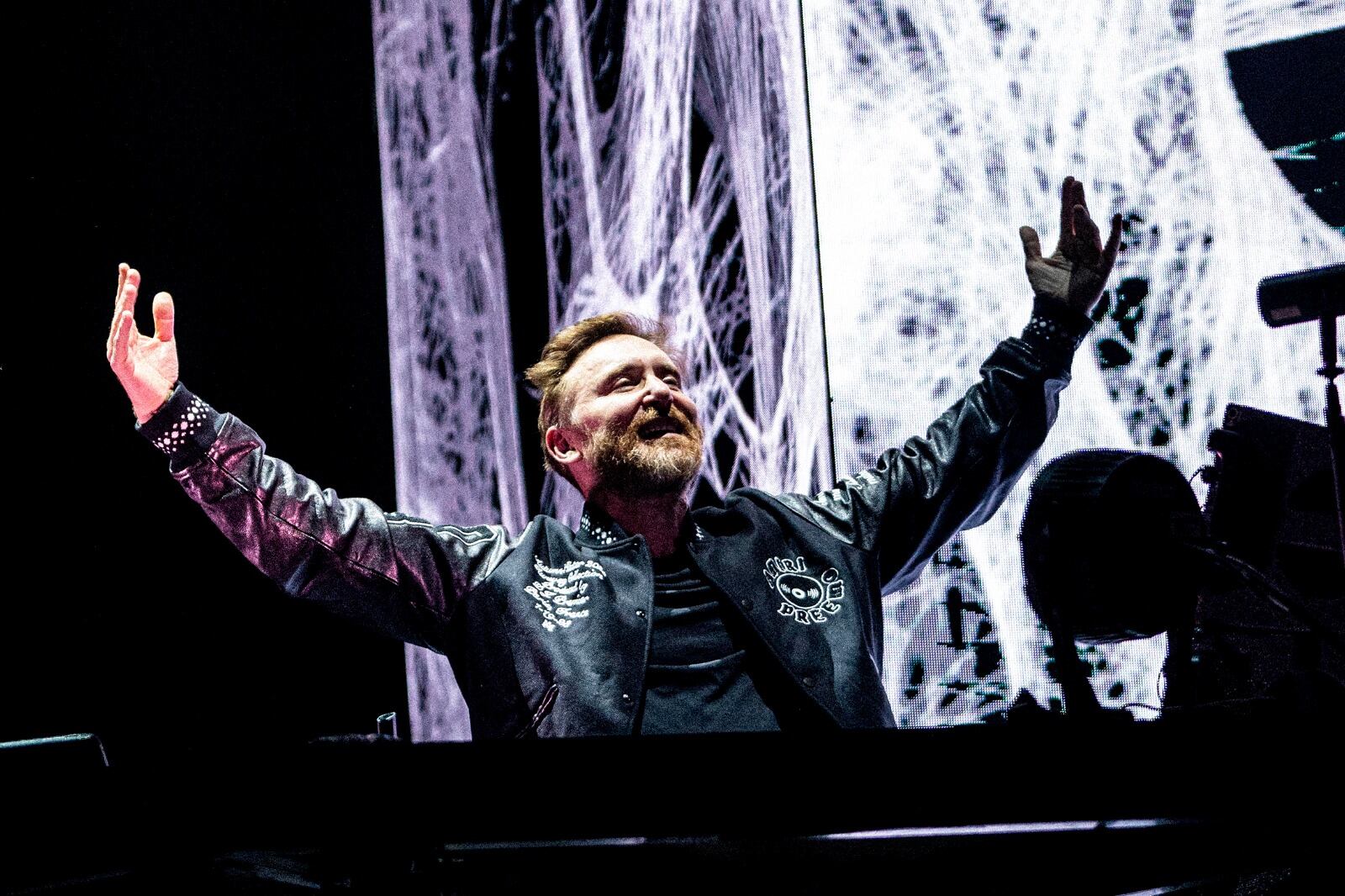 Guetta propone un espectáculo visual tan cinematográfico como imponente.