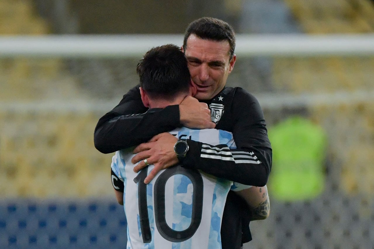 El abrazo del capitán con el entrenador