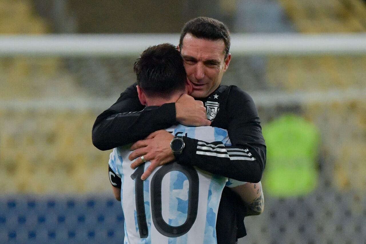 El abrazo del capitán con el entrenador