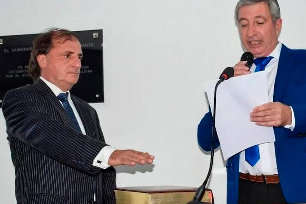 Carlos Romo durante la jura como concejal