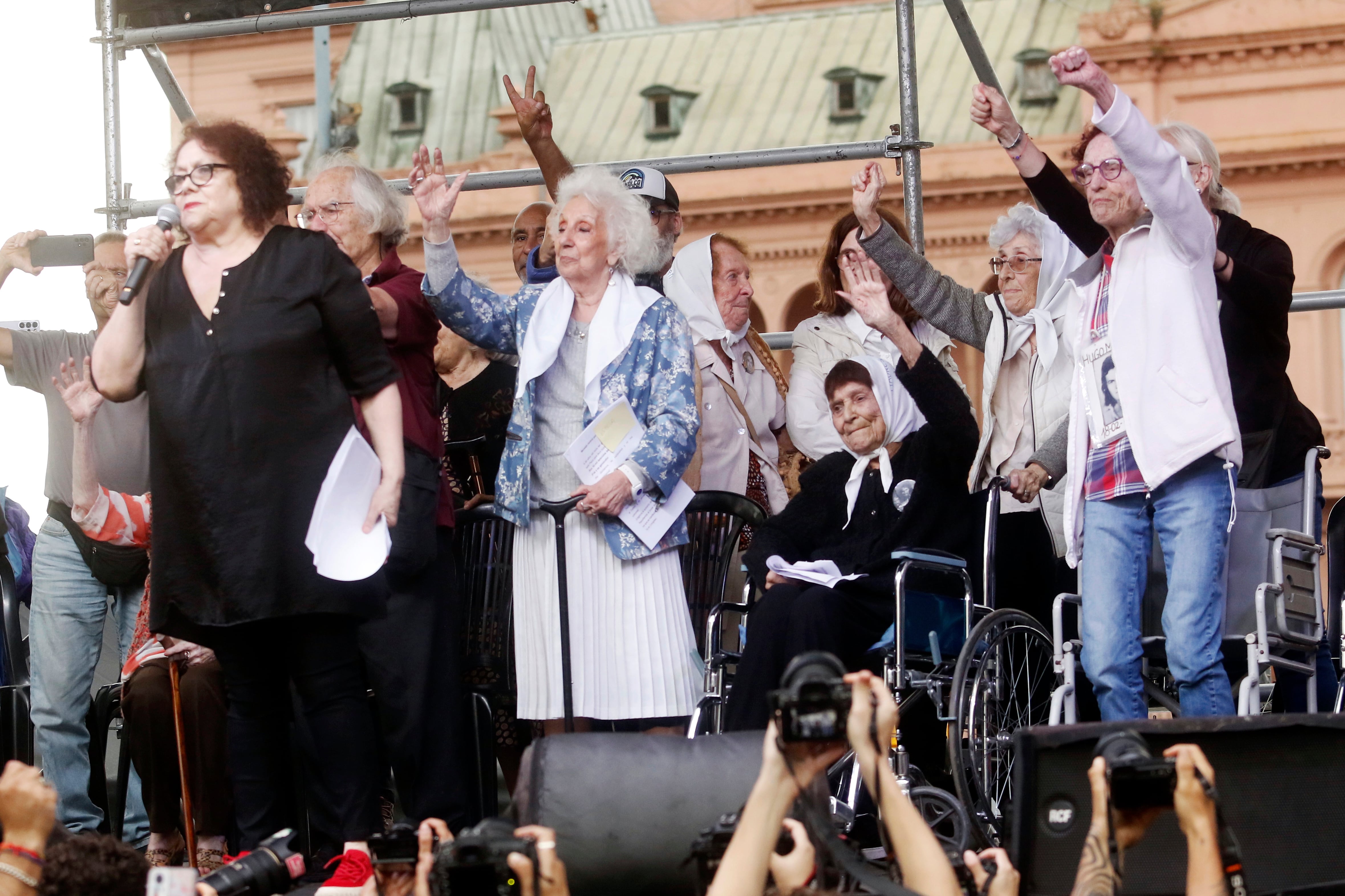 Las Madres y Abuelas, con los puños en alto, reciben el acompañamiento de cientos de miles de personas que se acercaron a la Plaza.
