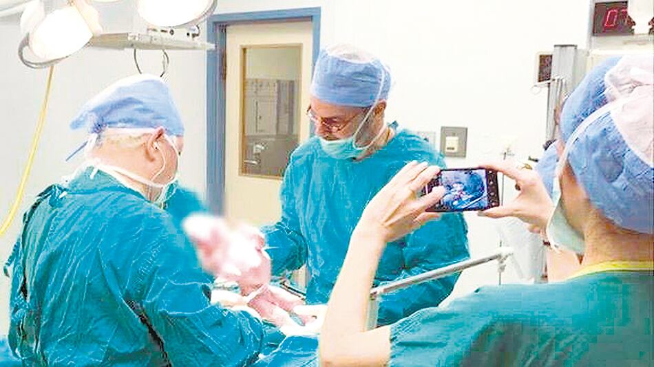 El equipo médico difundió imágenes del nacimiento del bebé griego con tres padres.