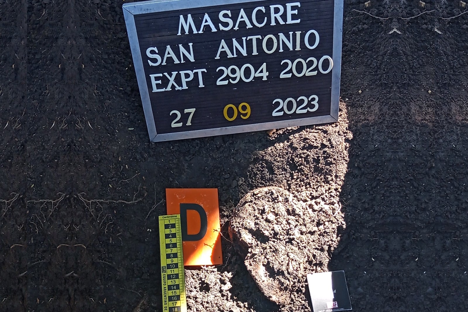 La aparición de un cráneo probaría la masacre.