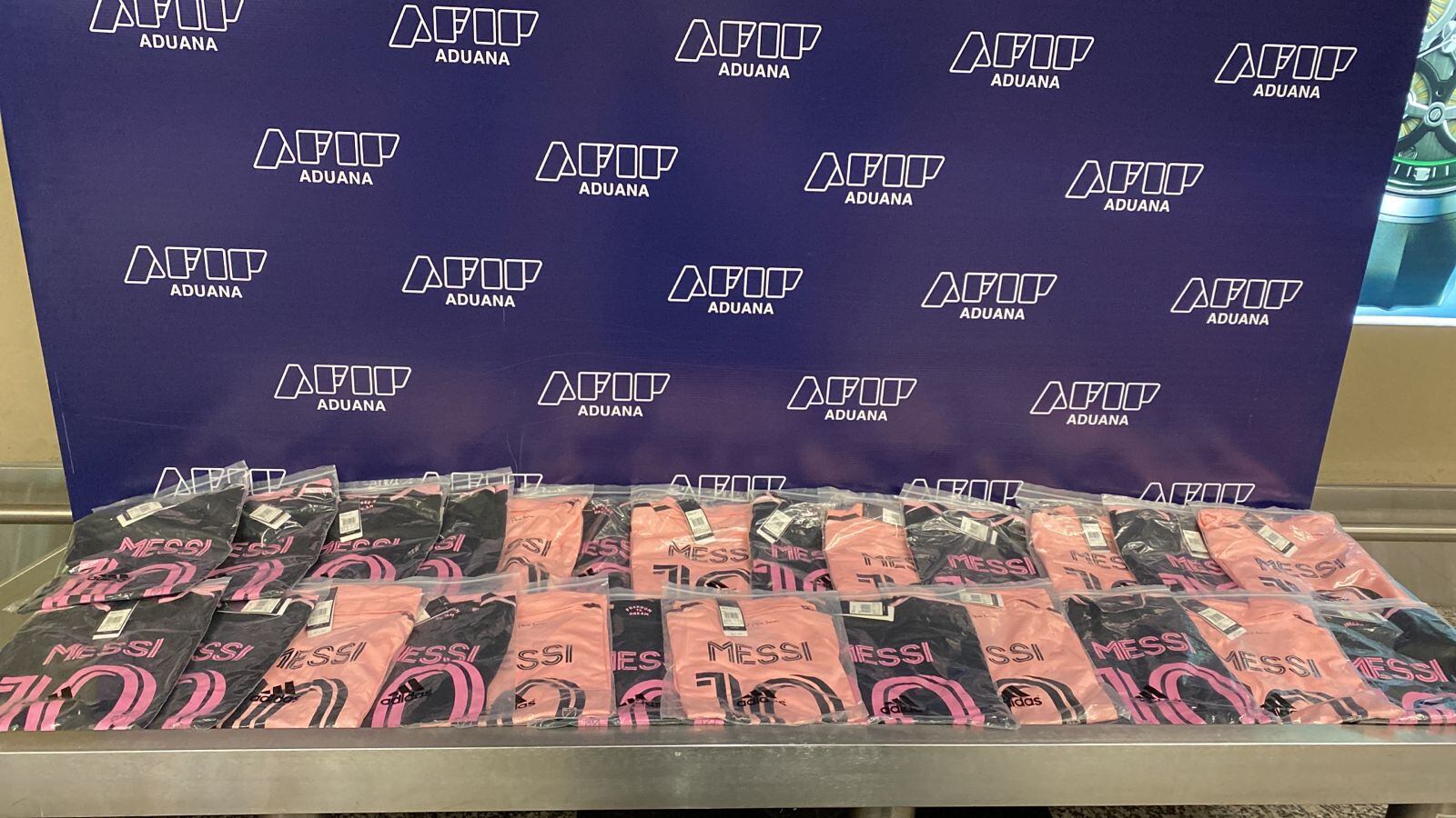 Algunas de las camisetas incautadas.