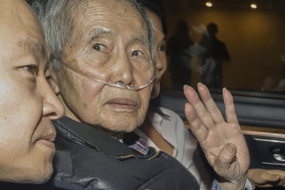 Alberto Fujimori entre sus hijos Kenji y Keiko tras ser excarcelado en 2023