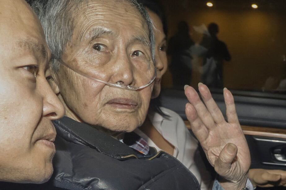Alberto Fujimori entre sus hijos Kenji y Keiko tras ser excarcelado en 2023