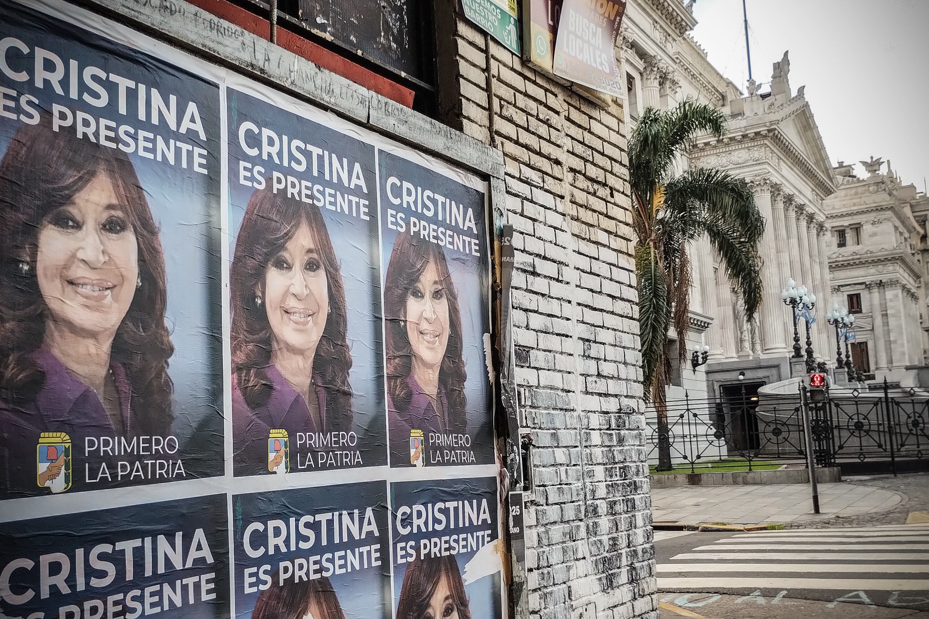 Frente al Congreso, la imagen de Cristina Fernández de Kirchner.