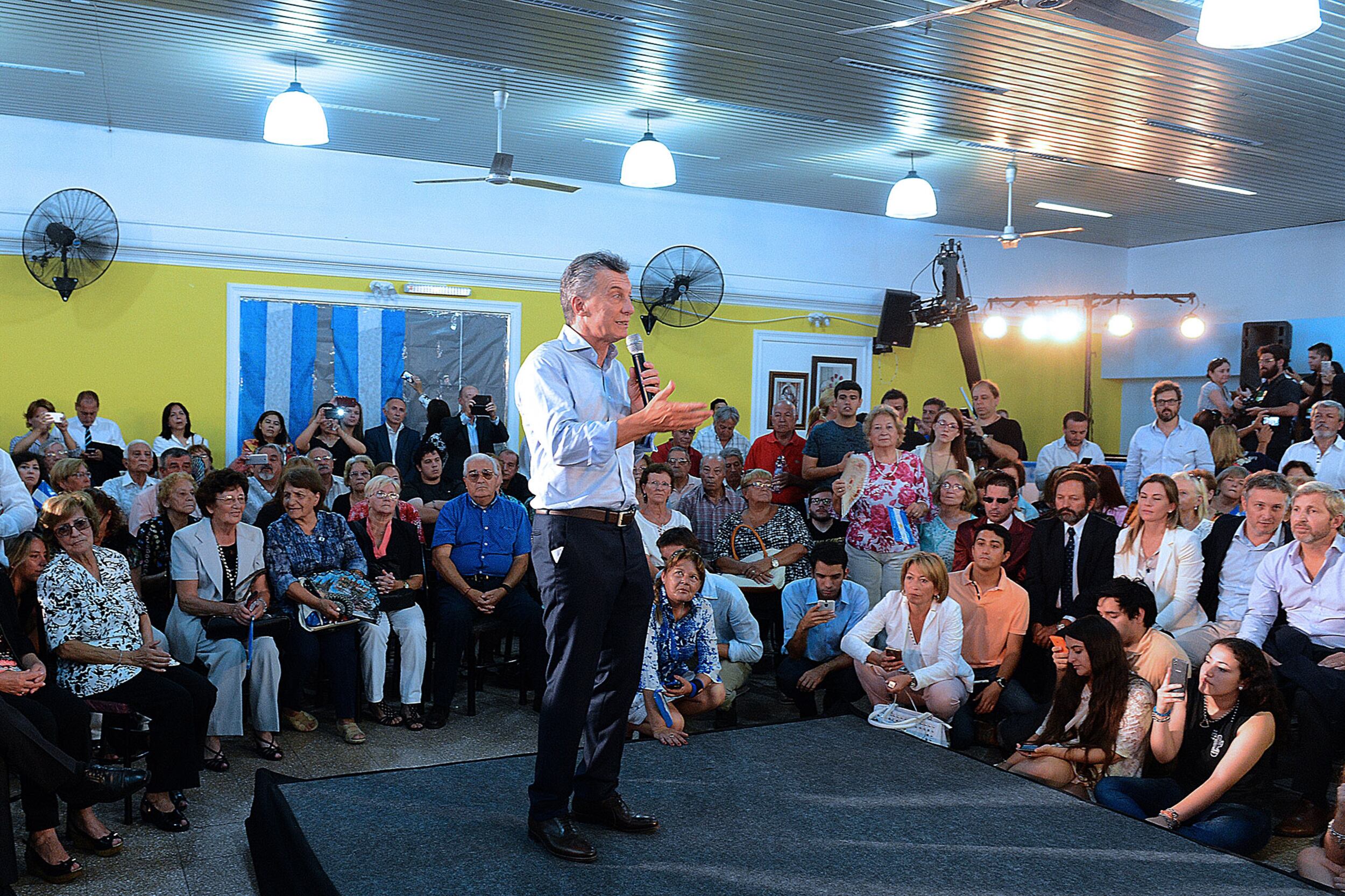 Tras su reaparición pública, Macri completó hoy su puesta en escena en un centro de jubilados.