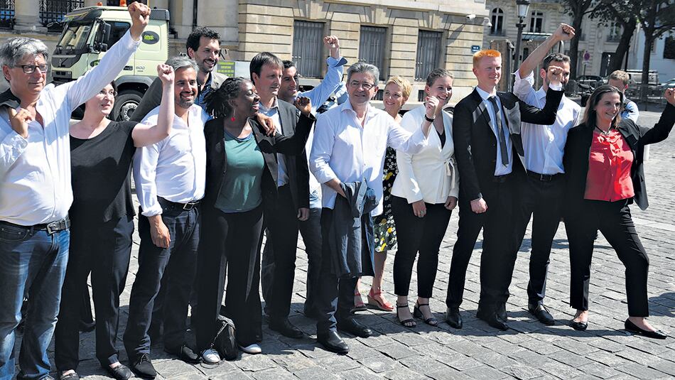 Los nuevos diputados del partido de izquierda Francia Insumisa posan a su llegada a la Asamblea Nacional.