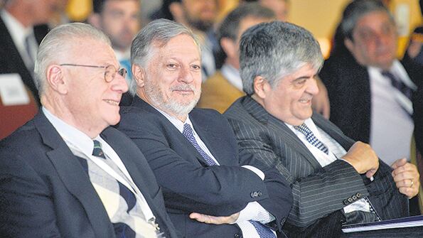 El ministro Aranguren ayer junto al titular de YPF, Miguel Ángel Gutiérrez.