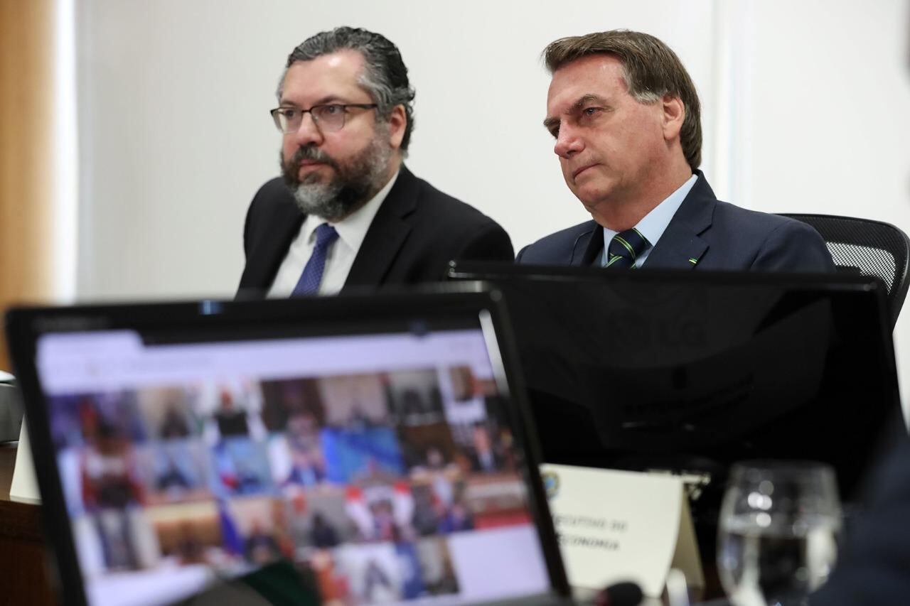 Bolsonaro y su canciller Ernesto Henrique Araújo partician del G20 virtual.
