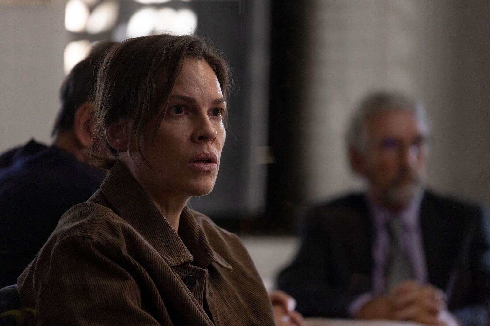 Dos veces ganadora del Oscar, Swank pone todo su oficio en pantalla.