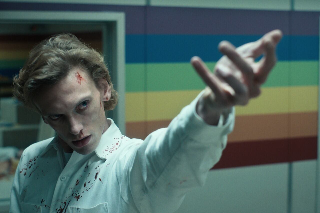 Jamie Campbell Bower también es parte del grupo punk Counterfeit.