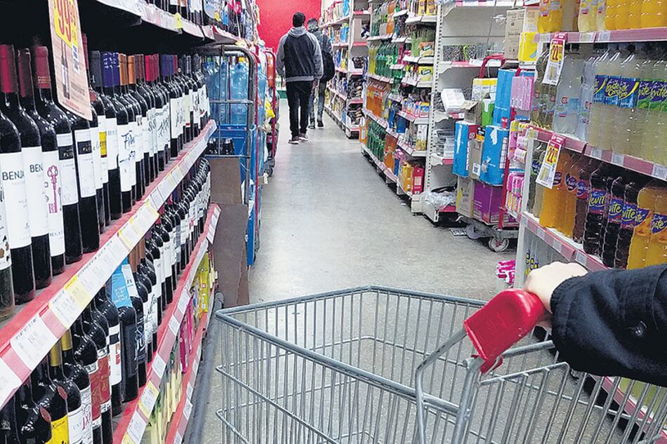 Los precios de los alimentos y bebidas aumentan por encima del promedio, impactando en la canasta familiar.