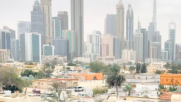Sonapur, el barrio de los pobres “importados” para trabajar que desde Dubai es invisible bajo una nube de polvo.