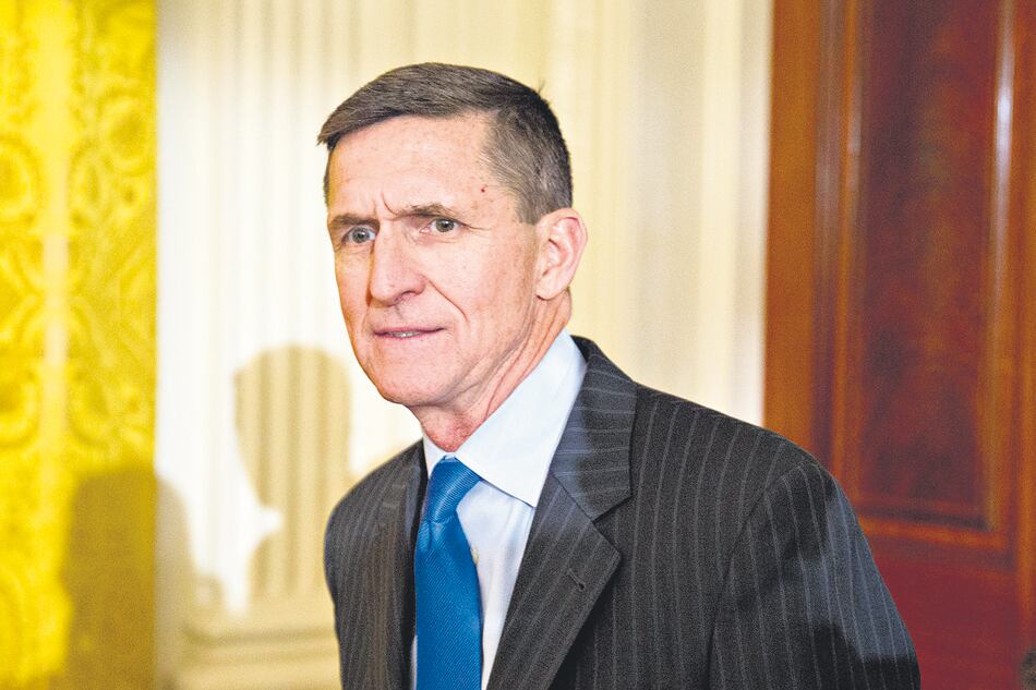 En su carta de renuncia, Flynn apuntó que sin querer transmitió información incompleta al vicepresidente electo.