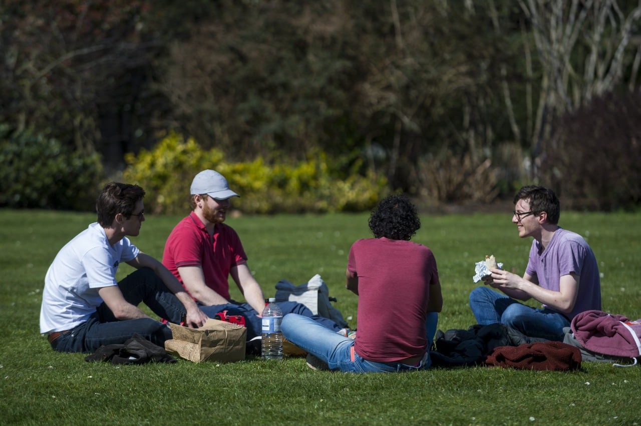 Los casos de covid entre los jóvenes de Inglaterra sextuplican los de la franja de 50 a 60 años.