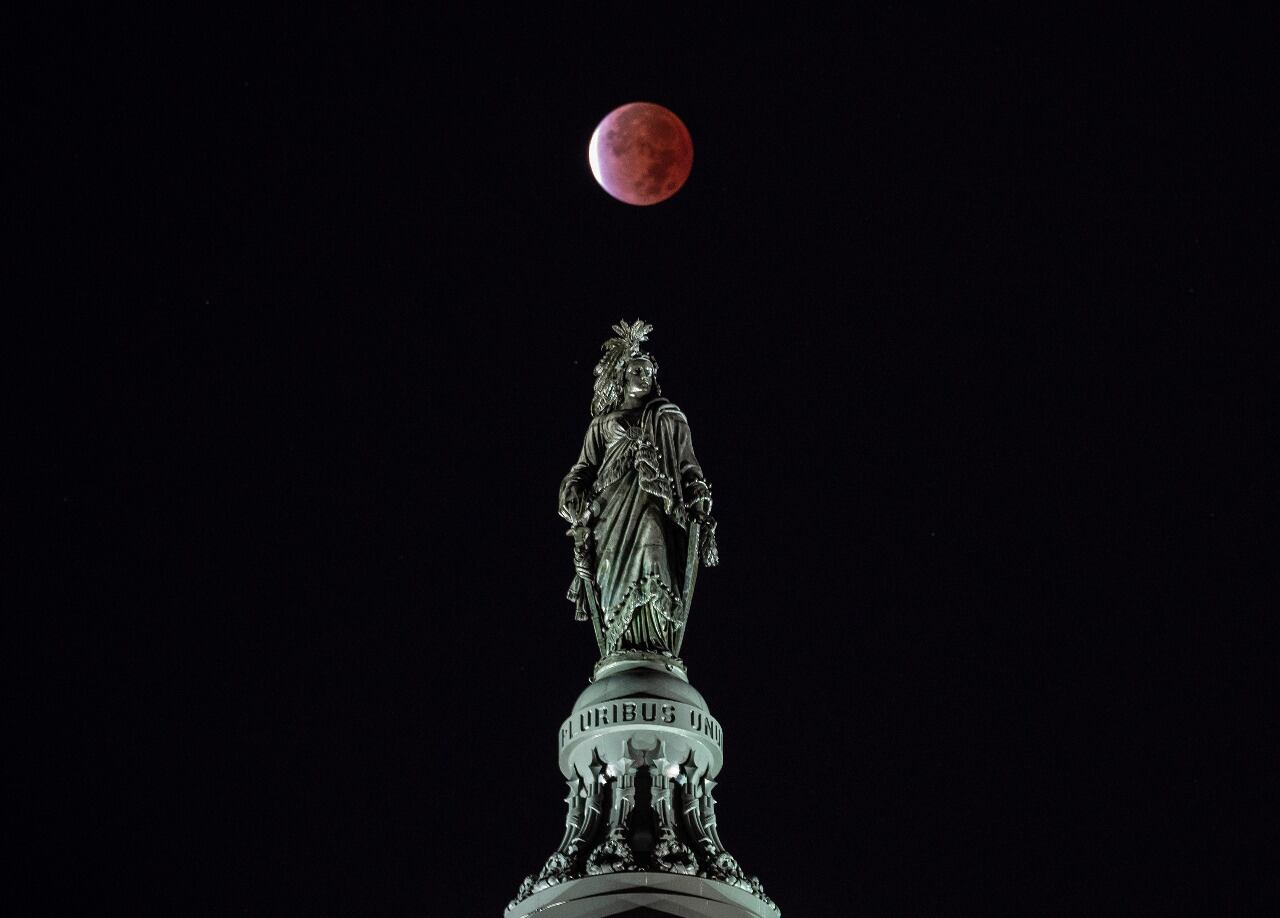 El eclipse lunar de este viernes fue el más largo del siglo.