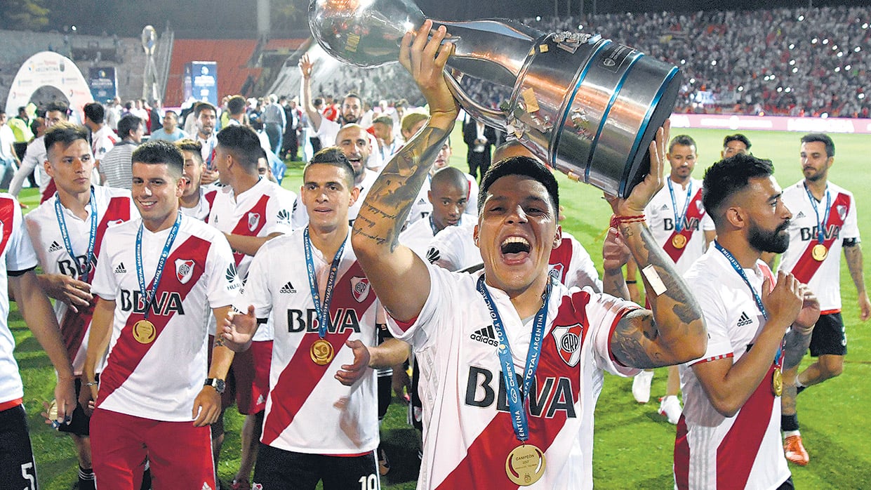Los jugadores de River levantan la Copa Argentina en el estadio Malvinas Argentinas de Mendoza. El festejo duró toda la noche.