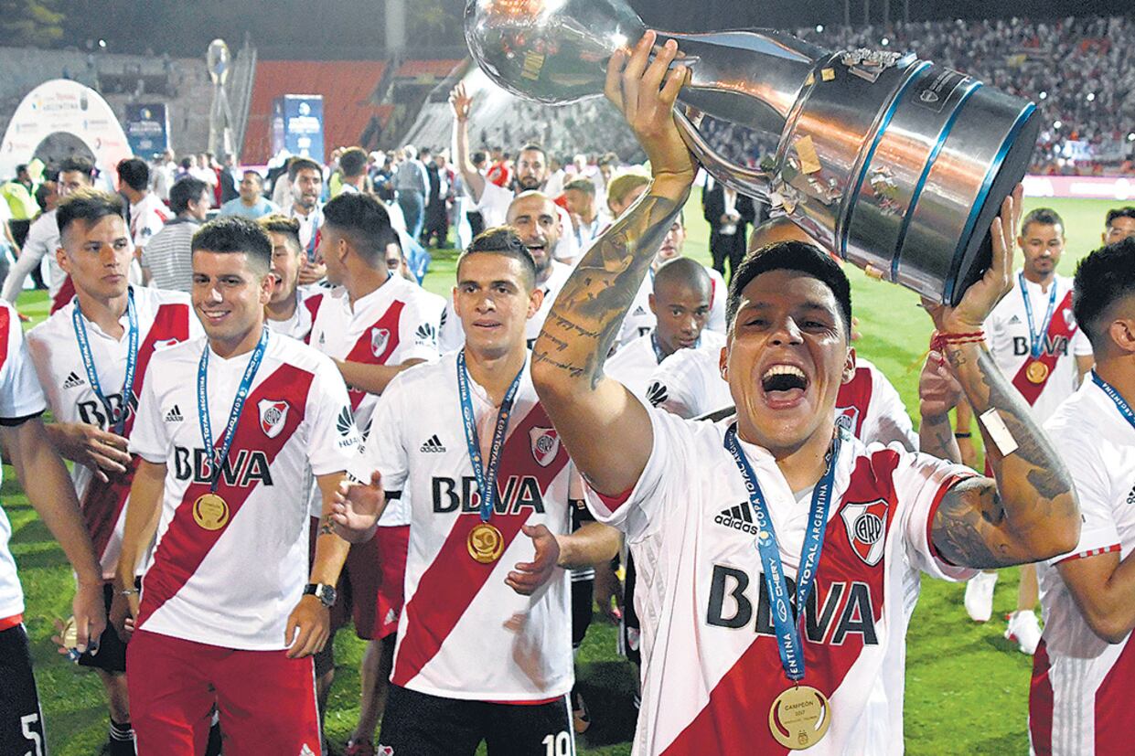 Los jugadores de River levantan la Copa Argentina en el estadio Malvinas Argentinas de Mendoza. El festejo duró toda la noche.