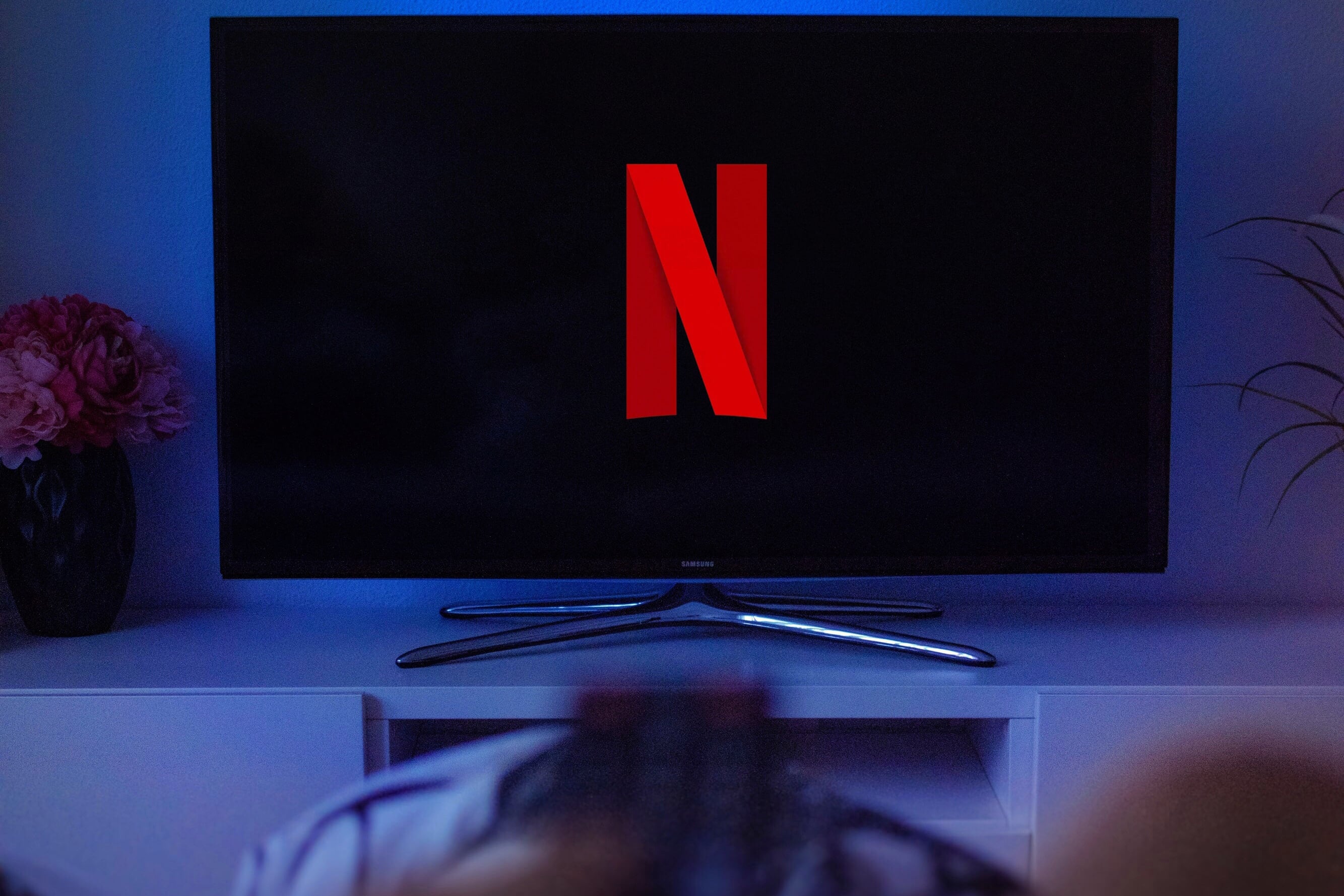 La empresa intentará revertir la caída de sus ingresos aplicando un costo adicional a quienes compartan sus cuentas con otras personas fuera de sus hogares.