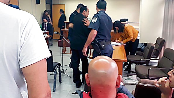 El momento en el que Mariano Ballarino es esposado durante el juicio oral en su contra.