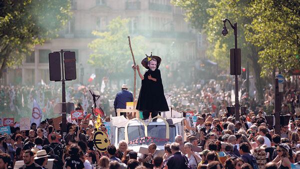 Con caretas como la de Macron, pancartas y carrozas, los manifestantes marcharon hacia la Bastilla.