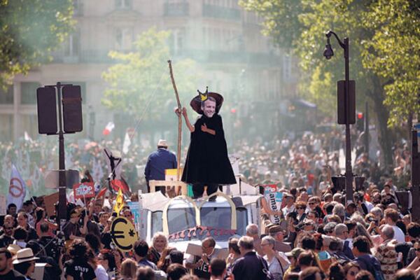 Con caretas como la de Macron, pancartas y carrozas, los manifestantes marcharon hacia la Bastilla.