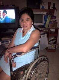 Alejandra Ortega no puede caminar porque no recibe atención.