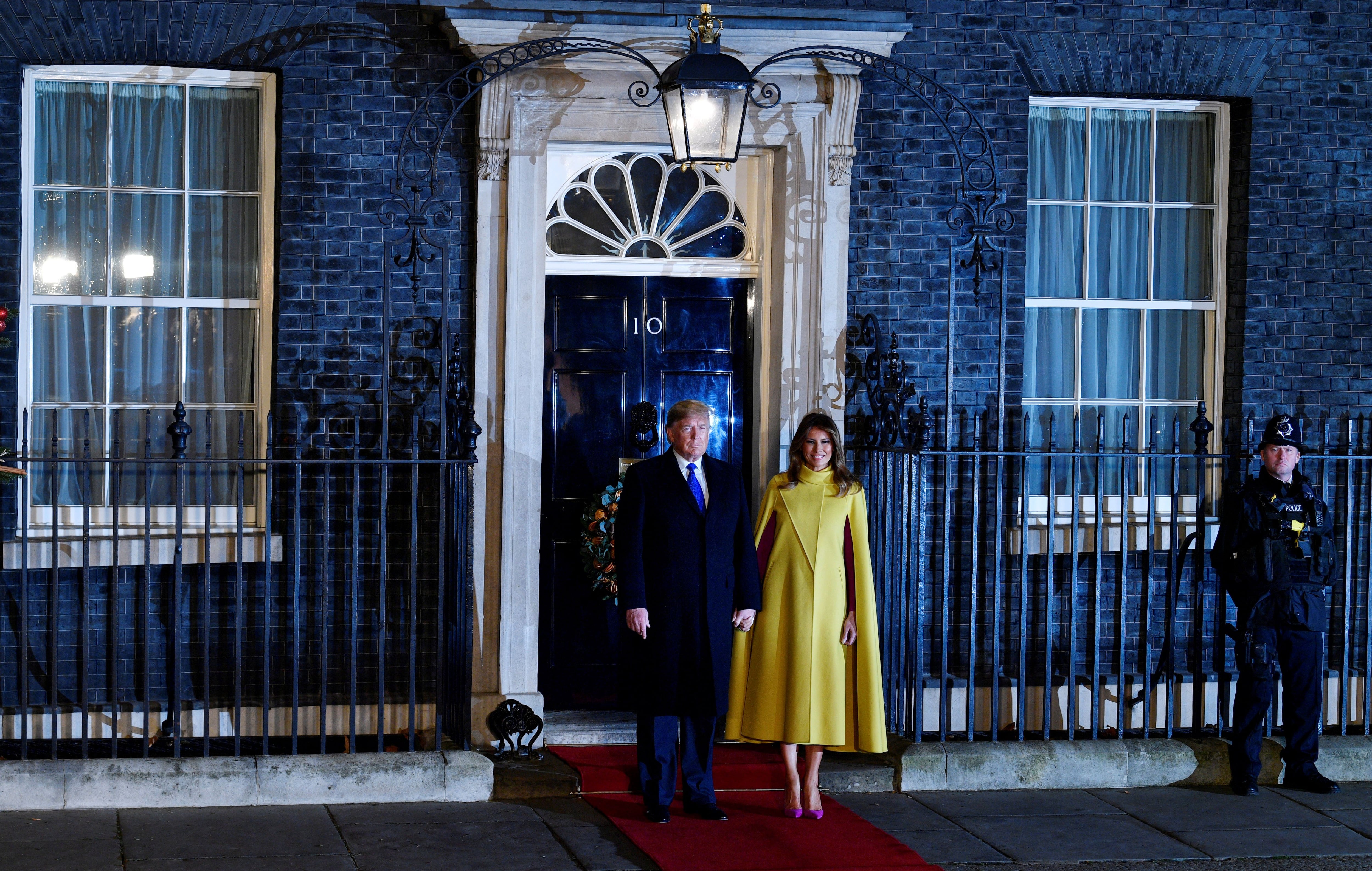 Trump y su esposa Melania en la entrada de la residencia del primer ministro británico en la calle Downing.