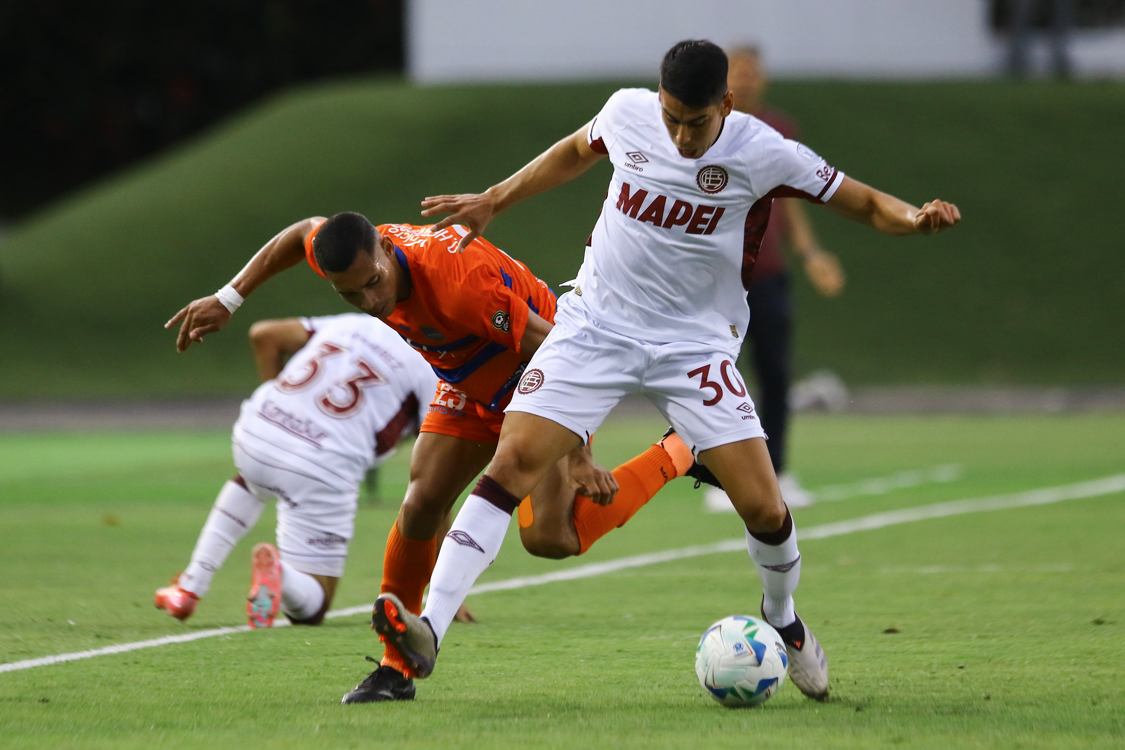Cardozo protege el balón en Venezuela