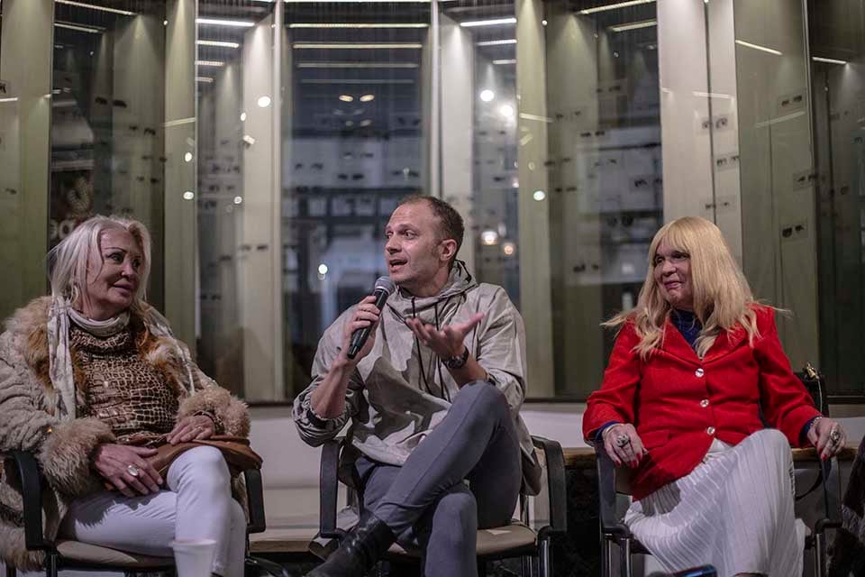 1) Germán Menna con retratadas en el Museo de la Memoria. 2) "¿Cómo retratar a una sobreviviente?"